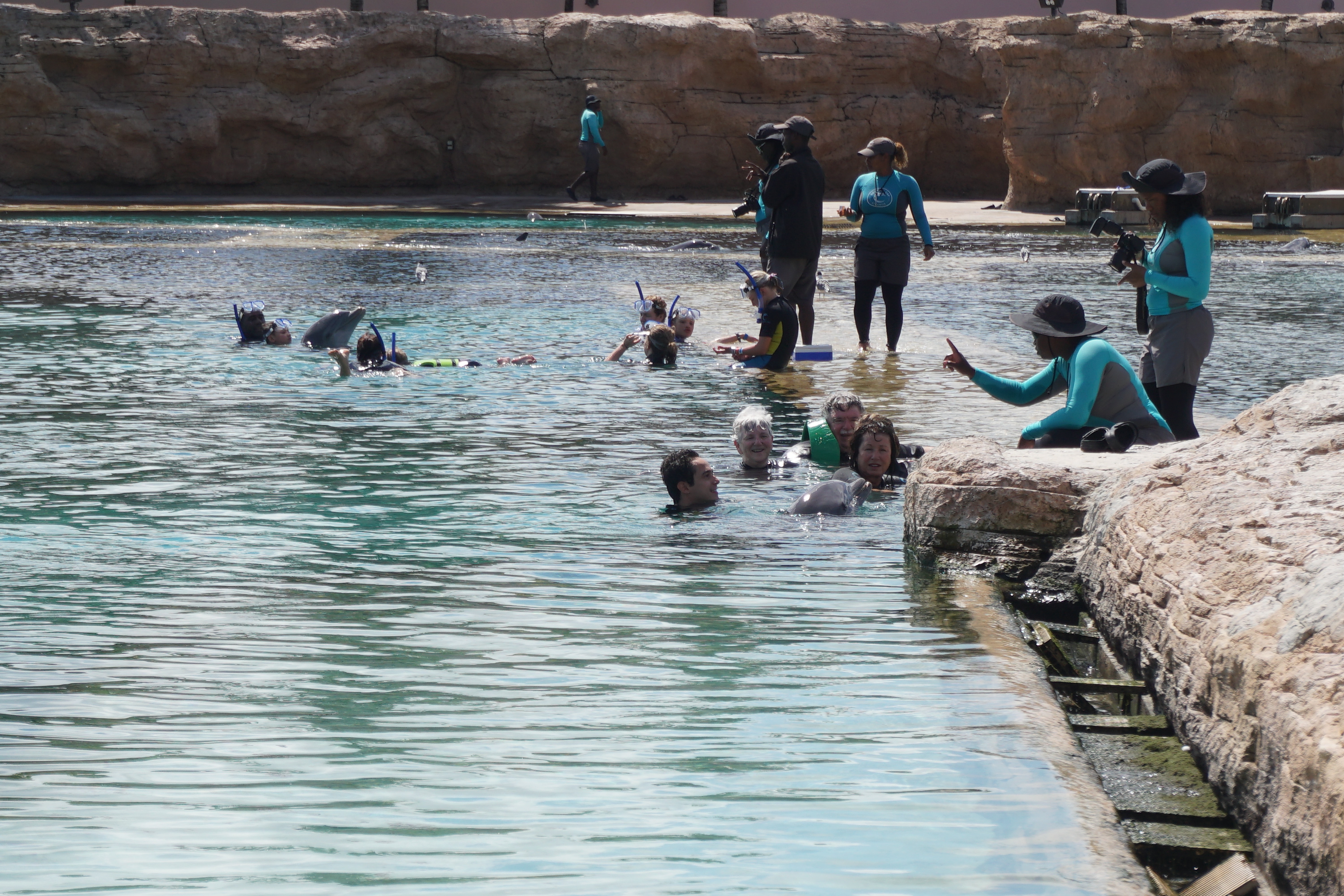 Foto dos visitantes no piscinão e as instrutoras na ilhazinha