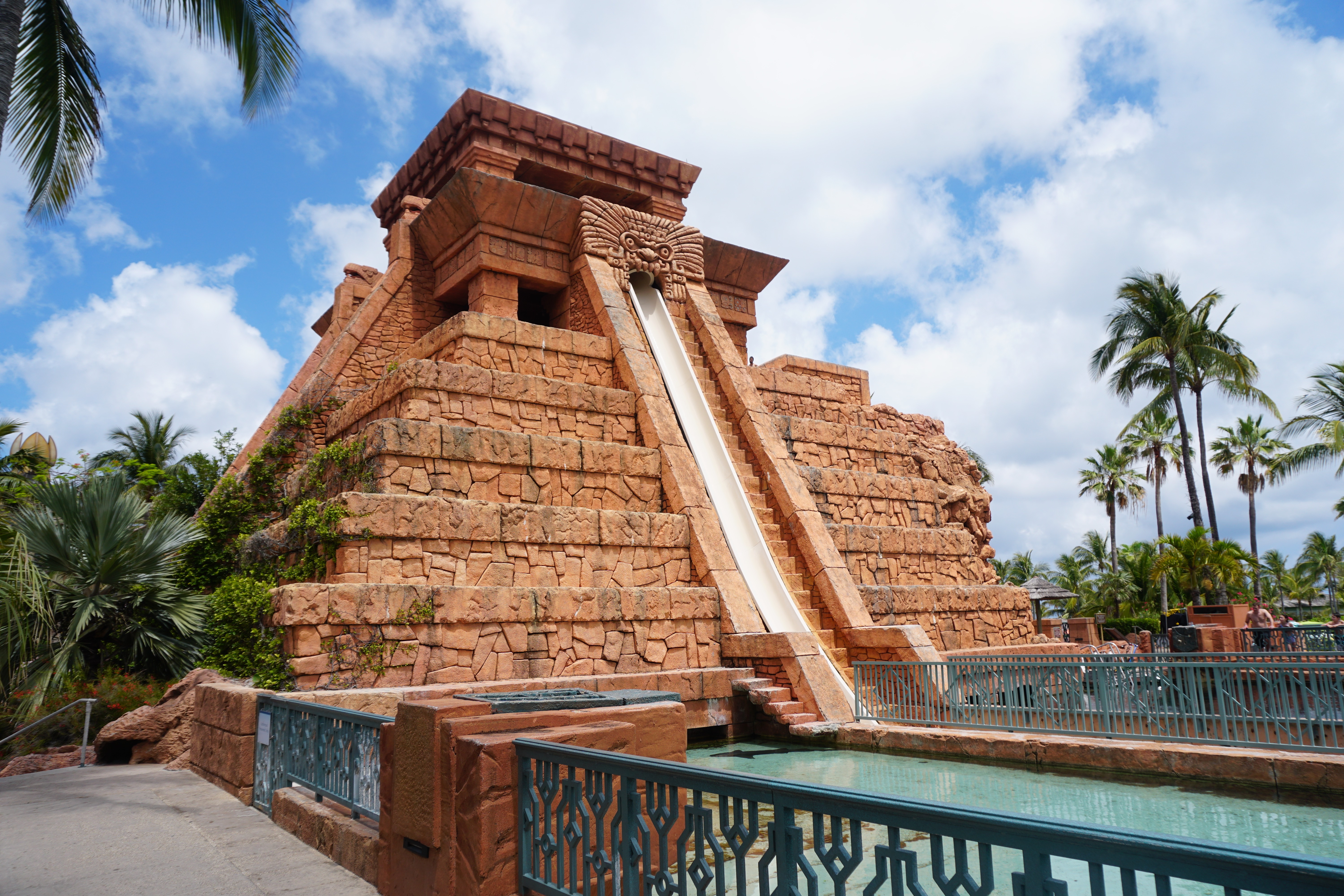 Foto de um dos tobogãs mais radicais do Aquaventure, imitando uma pirâmide maia 