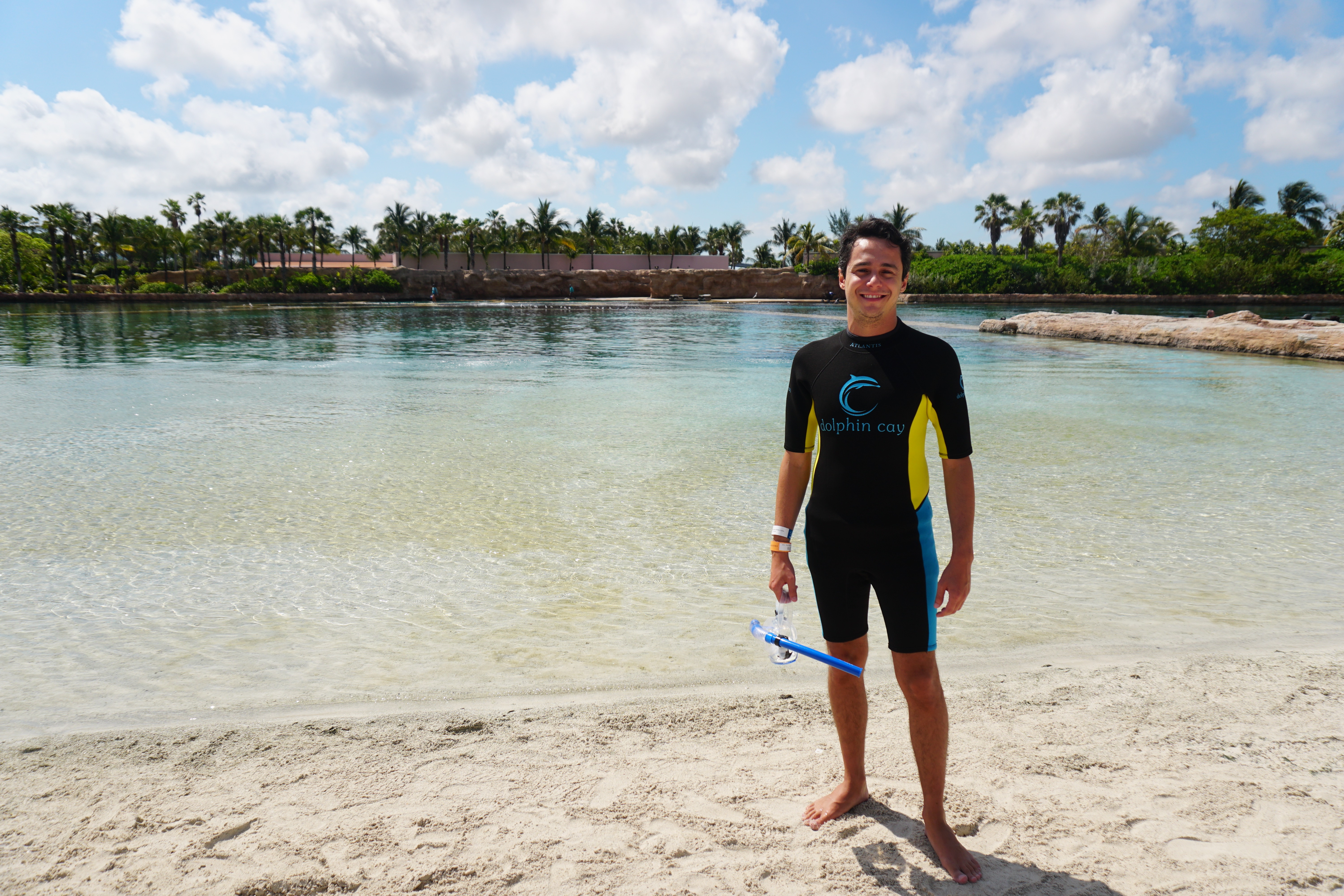 Foto do Henrique em frente ao "piscinão" disfarçado de praia onde ficam os golfinhos