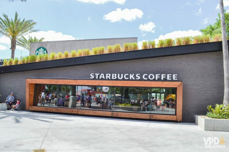 O Starbucks sempre tem Wi-Fi gratuito pra se comunicar. Foto da fachada de uma unidade da Starbucks em Orlando, com diversos visitantes dentro visíveis através dos vidros.