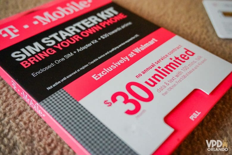 Caixa de um chip de dados da empresa T-Mobile. A caixa tem detalhes em rosa, preto e branco, e traz informações do funcionamento, conteúdo da embalagem e o preço, que é de 30 dólares.