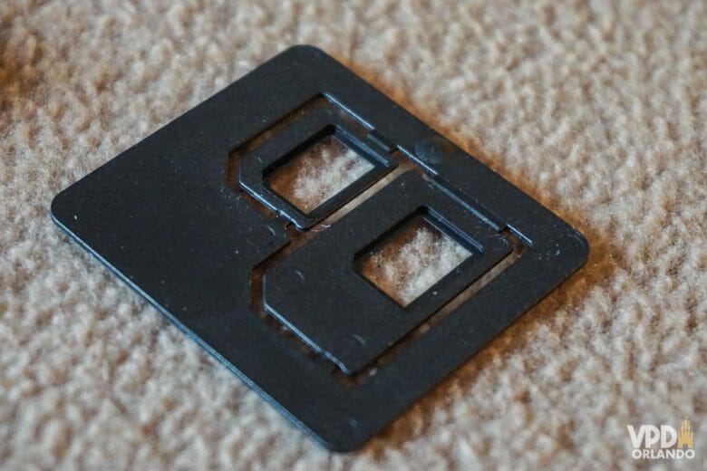 Não se esqueça de ver certinho o tamanho do chip do seu aparelho antes de comprar! Foto da embalagem interna do chip de celular, onde o microchip vem encaixado