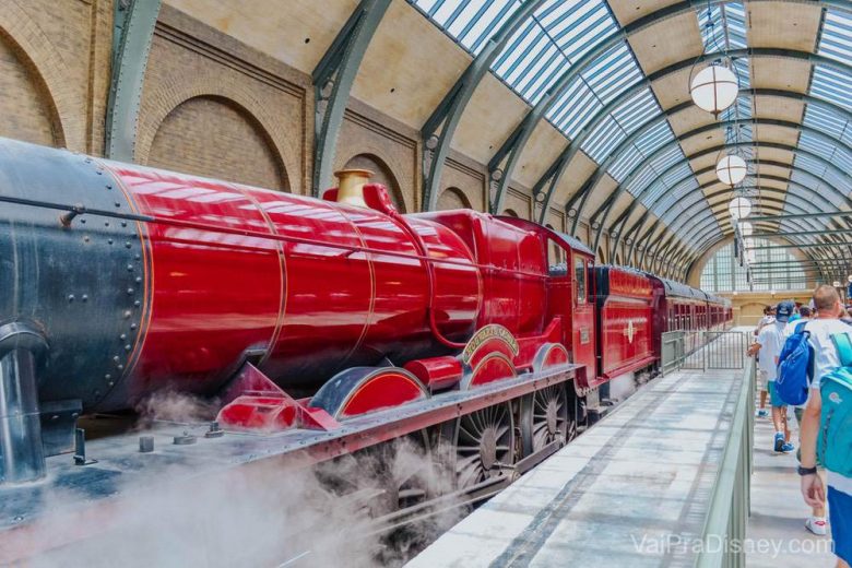 O Expresso de Hogwarts vai de um parque do Harry Potter para outro, o que gera um pouco de confusão mas na verdade foi uma sacada muito legal da Universal. Foto do Expresso de Hogwarts, um trem vermelho, chegando à estação 