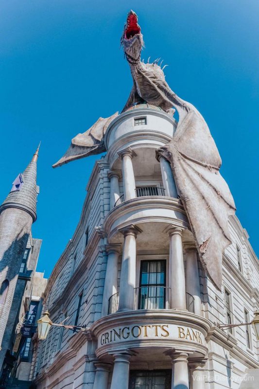 Gringotts ou Gringotes em português é o banco bruxo que simboliza a área do Harry Potter no Universal Studios.