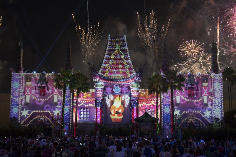 Ano novo no Hollywood Studios: também tem celebração! Foto: Divulgação Disney. Foto mostrando um show de projeções no teatro Chinês e fogos de artifício, no Hollywood Studios 