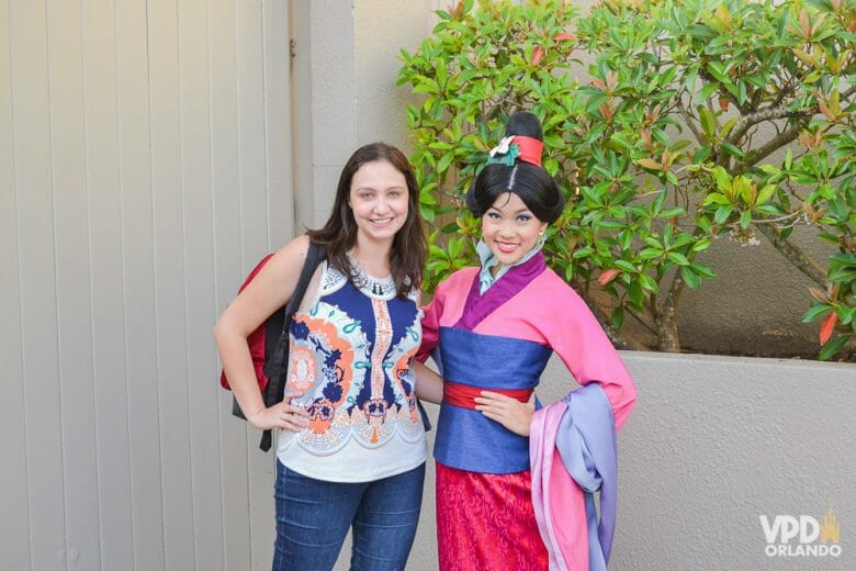 Foto da Renata com a Mulan no Character Palooza. Os personagens andando mais soltos pelo parque é algo que também deixou saudades em quem ia para a Disney há alguns anos. 