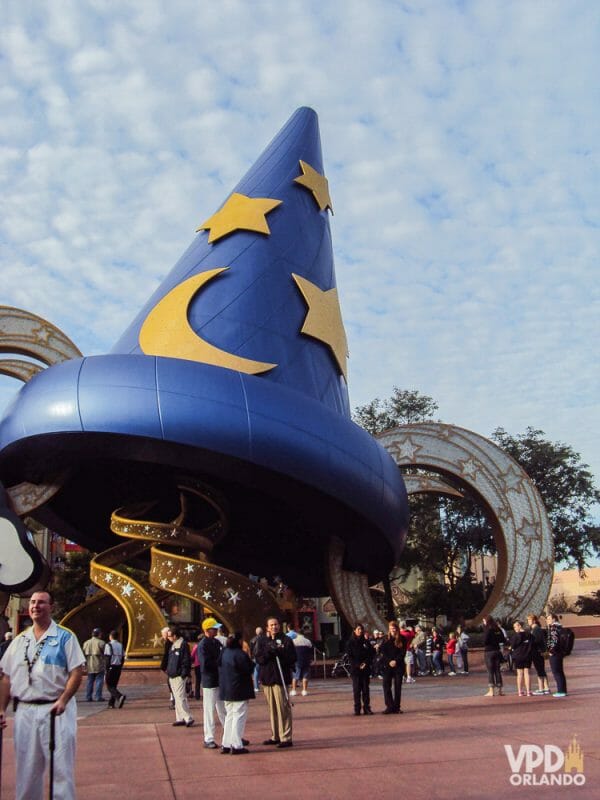 Foto do chapéu do Mickey Feiticeiro que ficava na entrada do Hollywood Studios antigamente. Foi uma boa mudança, mas temos saudades 