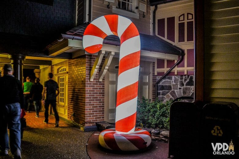 Foto de um candy cane gigante e iluminado. 