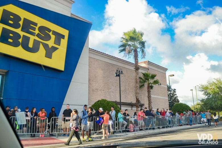 Um pedacinho da fila da Black Friday (que acontece em novembro) na Best Buy, já crescendo na quinta a tarde.