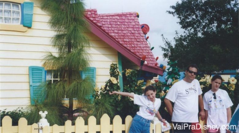 Foto da Renata com a família em frente à casa do Mickey na antiga Toontown 