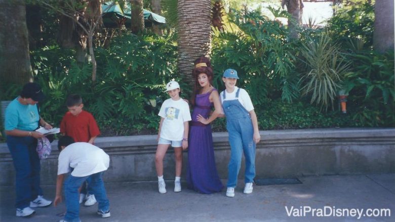 Nunca mais vi a Megara no parque! Foto da Renata e de sua irmã posando com a personagem Megara, do Hércules.