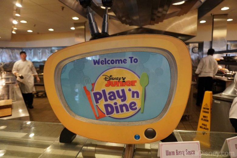 Foto da decoração especial para o café da manhã do Disney Junior no Hollywood & Vine (uma TV de brinquedo com o texto "Welcome to Play 'n Dine")