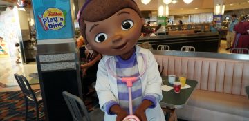 Foto da Doutora Brinquedos durante o café da manhã com os personagens do Disney Júnior no Hollywood & Vine