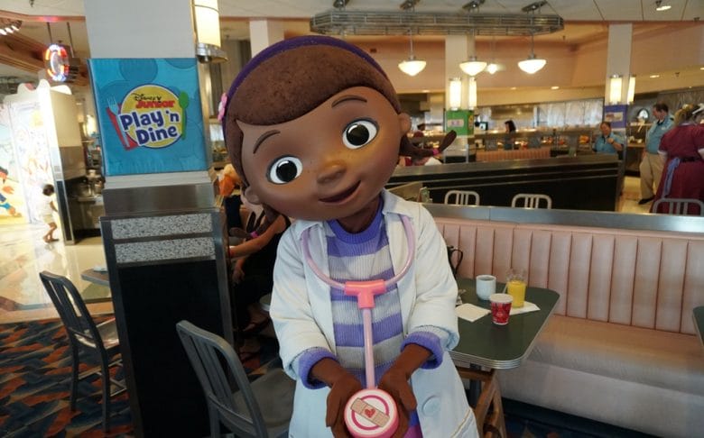 Foto da Doutora Brinquedos durante o café da manhã com os personagens do Disney Júnior no Hollywood & Vine