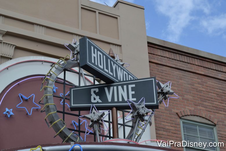Foto da plaquinha na entrada do Hollywood & Vine, com estrelas de neon ao redor do nome.