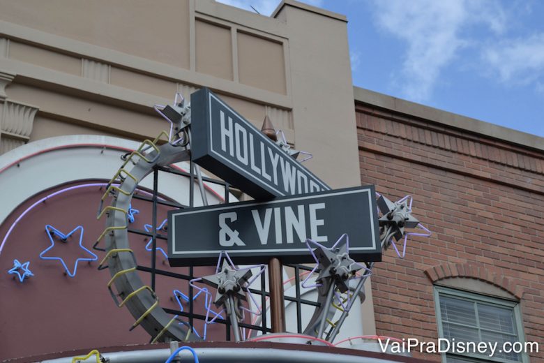 Foto da plaquinha na entrada do Hollywood & Vine, com estrelas de neon ao redor do nome.