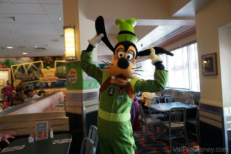 Foto do Pateta de roupa verde posando para a câmera no café da manhã com os personagens no Hollywood & Vine