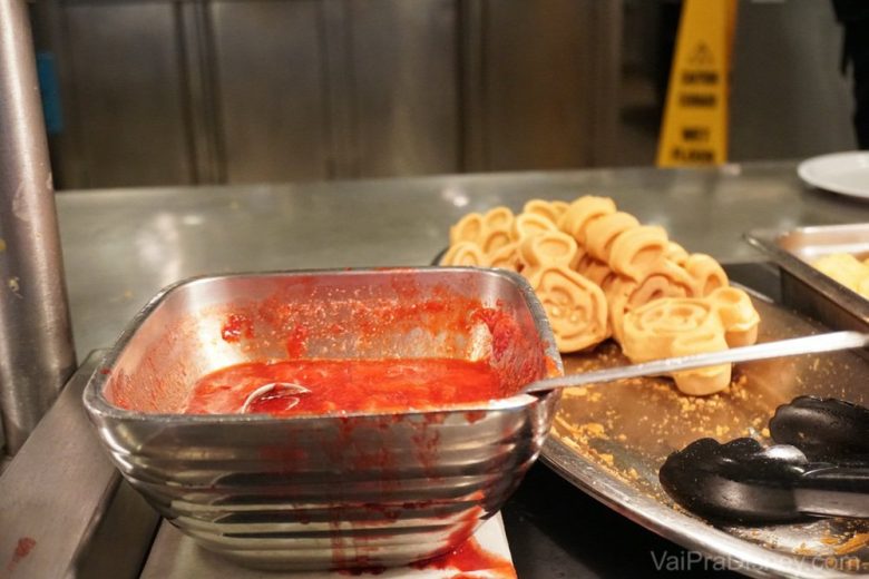 Waffle com calda de morango no buffet do café da manhã com os personagens no Hollywood & Vine