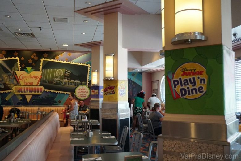 Foto da decoração especial para o café da manhã do Disney Junior no Hollywood & Vine (pôsteres nos pilares que dizem "Play 'n Dine")