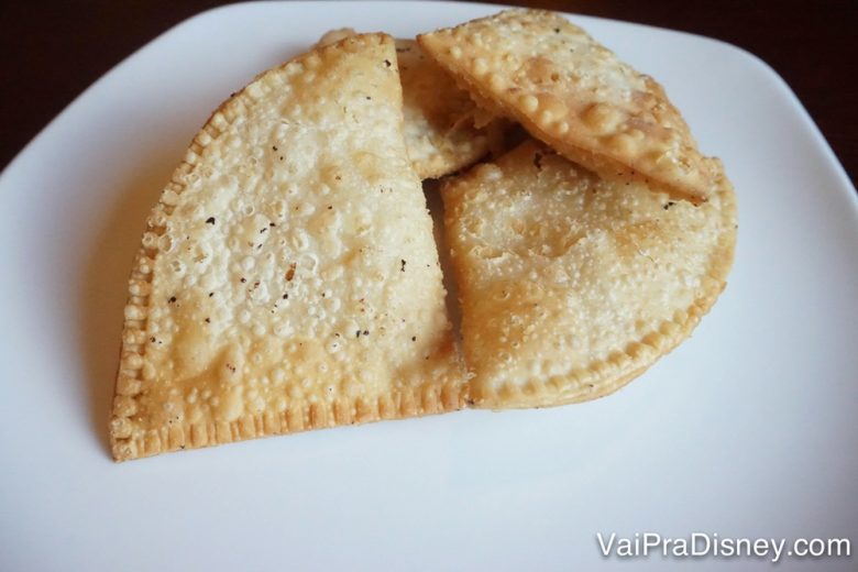 Foto de um prato com pastel. Até comida brasileira é fácil de achar em Orlando, para as crianças ou só para quem estiver com vontade de comer algo de casa 