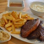 Foto do prato do Ana's Kitchen com arroz, batata, picanha, farofa e molho, uma alternativa para quem viaja com criança chata para comer.