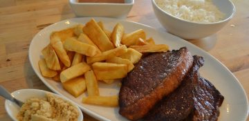 Foto do prato do Ana's Kitchen com arroz, batata, picanha, farofa e molho, uma alternativa para quem viaja com criança chata para comer.