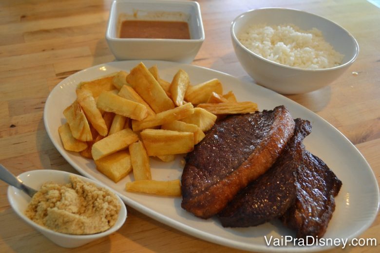 Foto do prato do Ana's Kitchen com arroz, batata, picanha, farofa e molho, uma alternativa para quem viaja com criança chata para comer. 