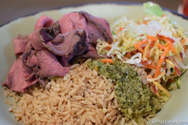 Foto da comida da Satu'li Canteen do Animal Kingdom, com carne, arroz e legumes 