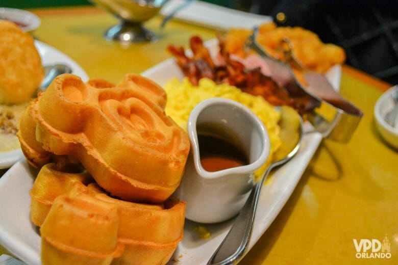 Garden Grill no Epcot: restaurante chamado de Family Style em inglês. Foto do prato na refeição do Garden Grill, com os waffles do Mickey em primeiro plano.