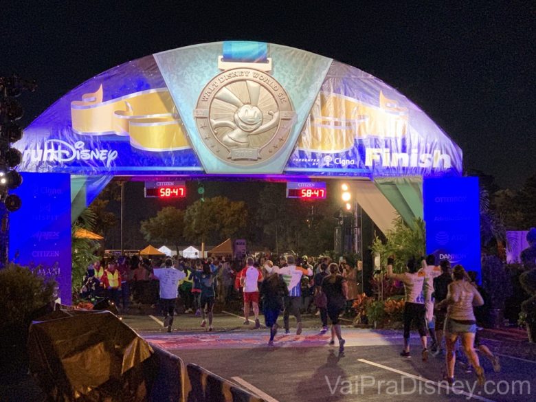 Foto da tenda que fica no final do percurso da Maratona da Disney, com uma medalha com o Mickey estampando a lona e a palavra "Finish" ao lado 