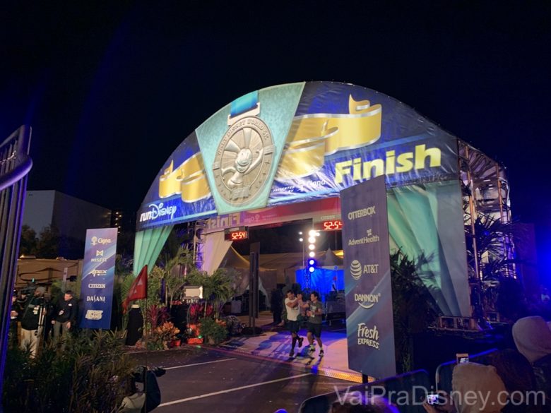 Foto da tenda que fica no final do percurso da Maratona da Disney, com uma medalha com o Mickey estampando a lona e a palavra "Finish" ao lado 