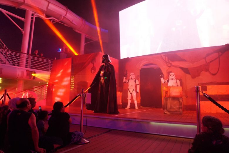 Foto do Darth Vader e dois stormtroopers durante o show do cruzeiro temático de Star Wars
