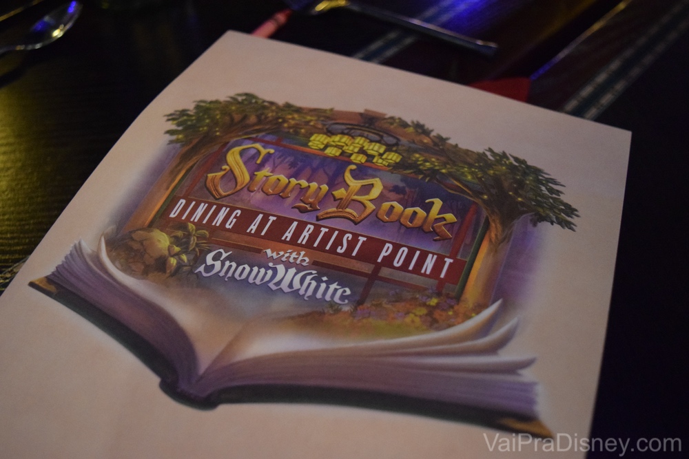 Foto do cardápio decorado como um livro de contos de fadas no Storybook Dining 