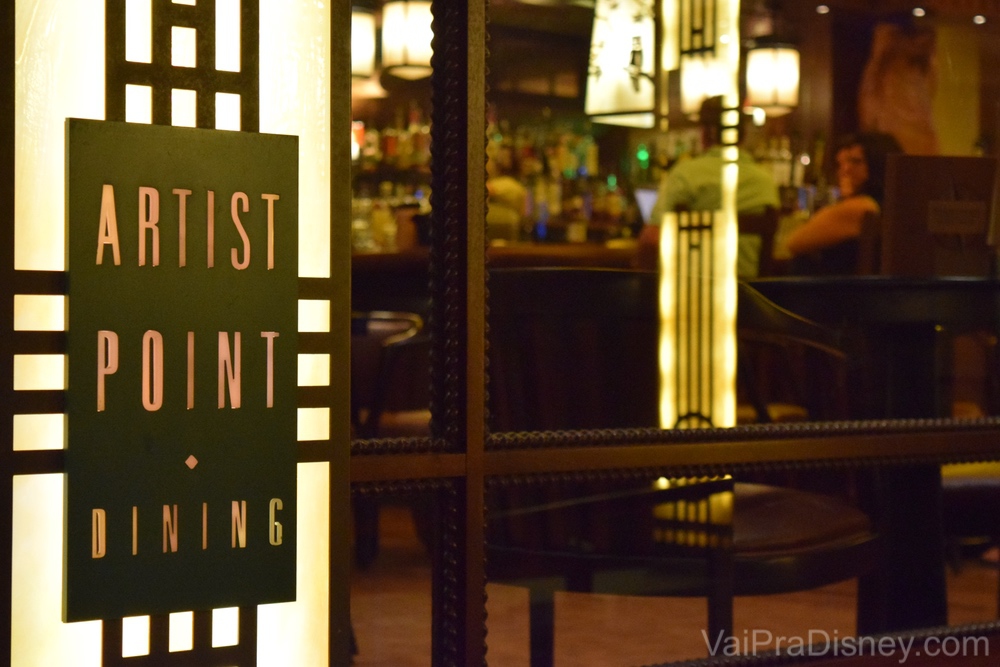 Foto da placa na entrada do restaurante Artist Point, onde acontece o Storybook Dining