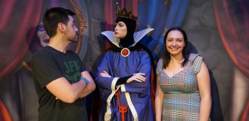 Foto da Renata e do Felipe com a Rainha Má da Branca de Neve no Storybook Dining