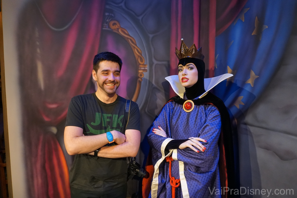 Foto do Felipe com a Rainha Má da Branca de Neve. Ele está rindo e ela está séria