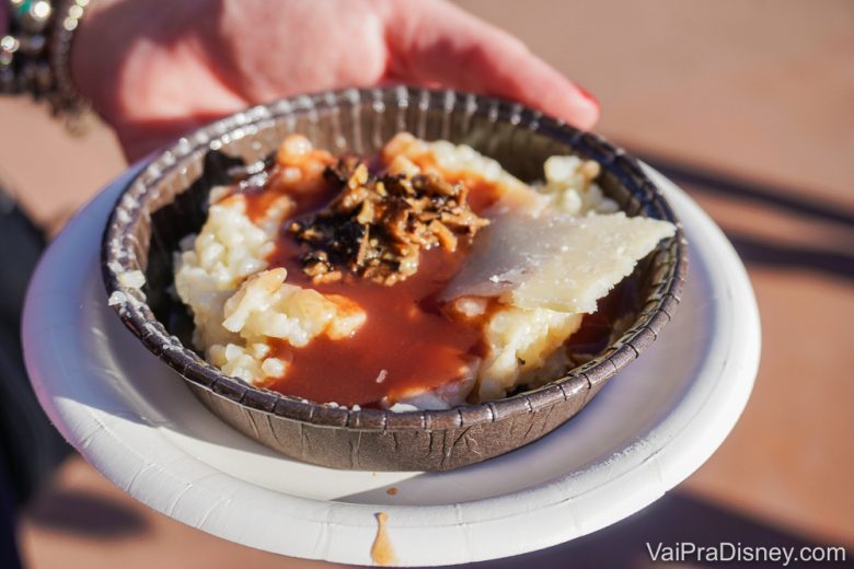 Foto de um prato com um doce comprado com o plano de refeições da Disney 