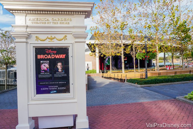 Foto do cartaz do Disney on Broadway Concert Series, onde artistas da Broadway apresentam versões de músicas clássicas da Disney, em um pilar no Epcot