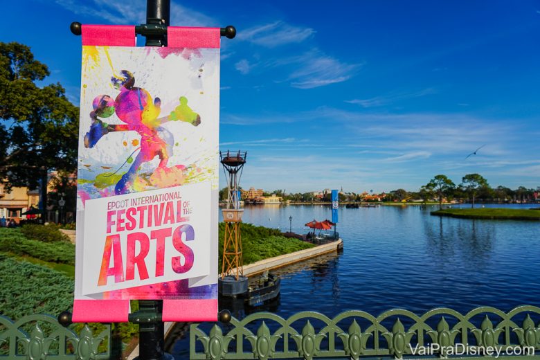 Placa com o nome Festival of the Arts em frente ao lago do Epcot. Ele teve as datas anunciadas para 2021