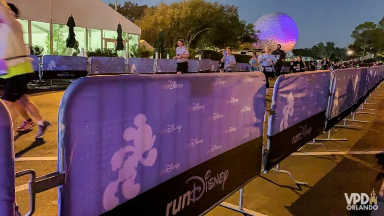 Maratona anual da Disney que acontece todo o mês de Janeiro em Orlando. Foto da maratona da Disney, com as grades cobertas por um tecido roxo com o Mickey  e o nome "RunDisney" 