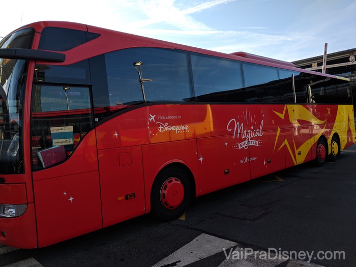 O Magical Shuttle leva os visitantes do aeroporto e de Paris até o complexo Disney