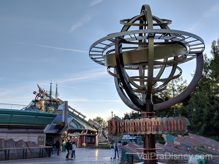 Disneyland Paris - A Discoveryland com a Hyperspace Mountain ao fundo