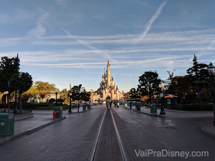 Eu madruguei e consegui essa foto com a Disneyland Paris quase vazia!