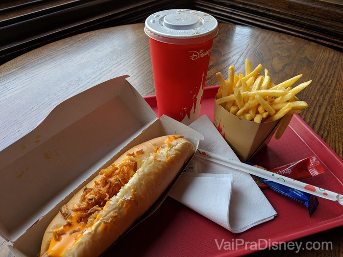 Disneyland Paris - Hot dog do Caseys não tem erro!