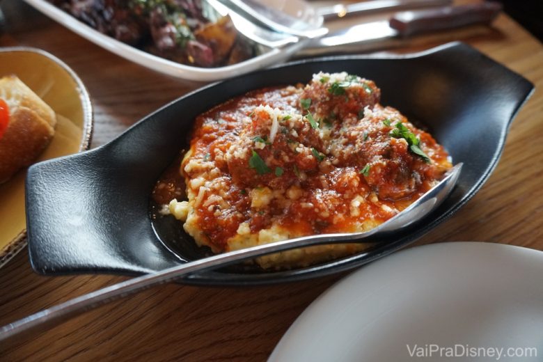 A polenta que acompanhava a almôndega foi a parte mais sem gracinha da nossa refeição no Wine Bar George.