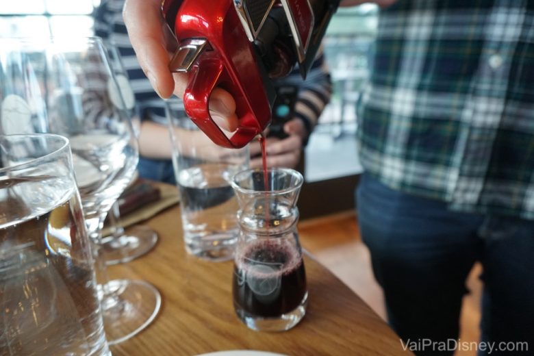 Foto do vinho sendo servido por ounce (30 ml) no copo 