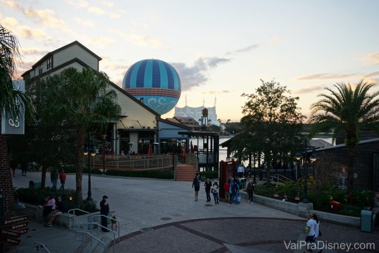 A vista de Disney Springs, com o balão e o Cirque du Soleil visíveis contra o céu claro. 