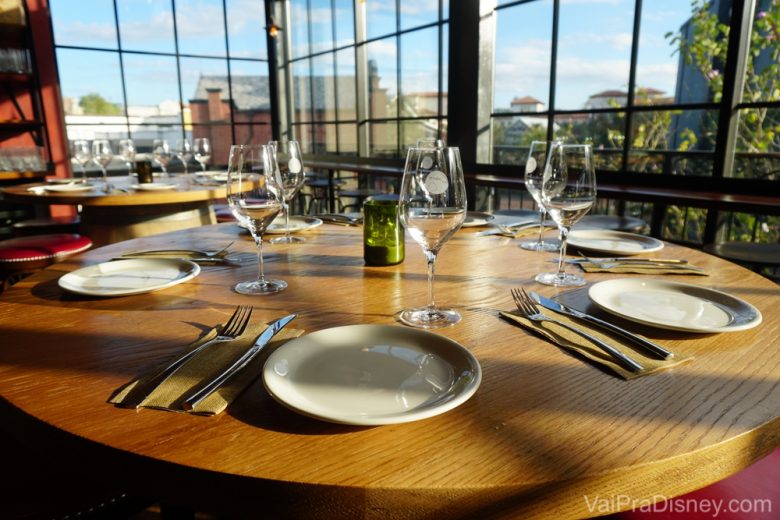 A mesa posta no Wine Bar George, bem iluminada pelas janelas amplas 