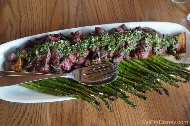 A Skirt Steak, uma carne com chimichurri, batatas assadas e aspargos