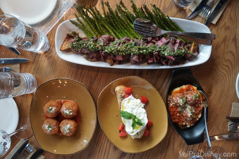 Foto da comida no Wine Bar George, com aperitivos, burrata e uma Skirt Steak, carne com chimichurri, batatas assadas e aspargos